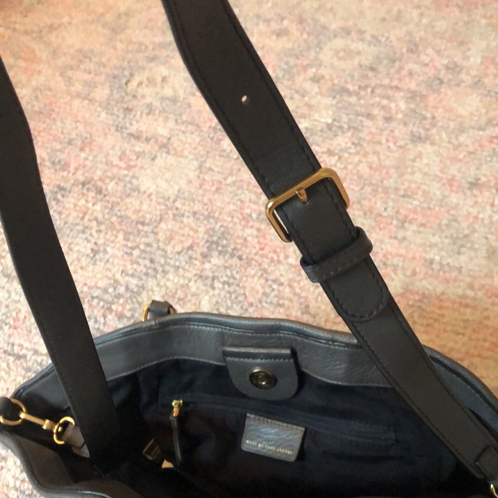 Large Marc Jacob’s purse, charcoal gray, gold hardware- excellent condition. - Picture 4 of 8